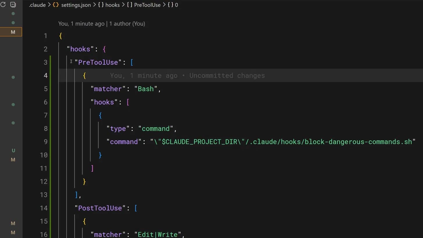 El archivo settings.json con un Hook PreToolUse que bloquea comandos peligrosos y un PostToolUse para formatear, usando la variable CLAUDE_PROJECT_DIR