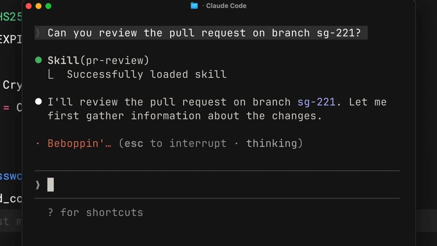 Claude Code carga sola la habilidad pr-review al pedirle revisar una pull request